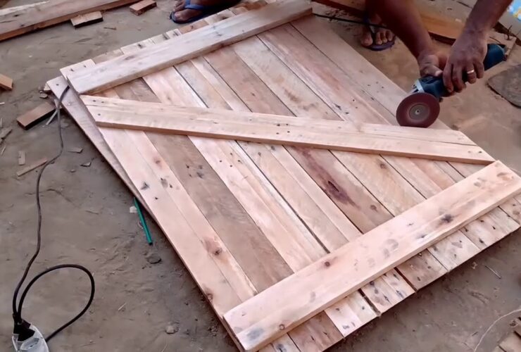 Como fazer portas com madeira de pallet